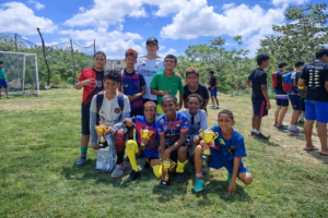 Niños y jóvenes participando en actividad deportiva comunitaria en La Valdeza, compartiendo en familia durante jornada de fútbol organizada por Casa Propia en Panamá.